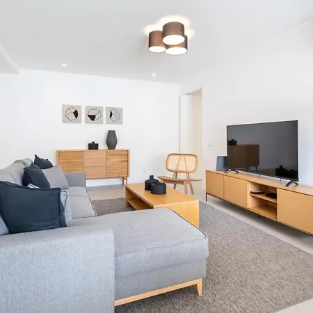 Modern 2br W Rooftop Pool & Parking By Lovelystay *