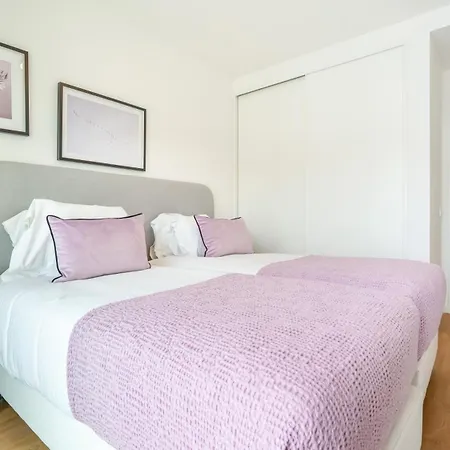 Modern 2br W Rooftop Pool & Parking By Lovelystay *