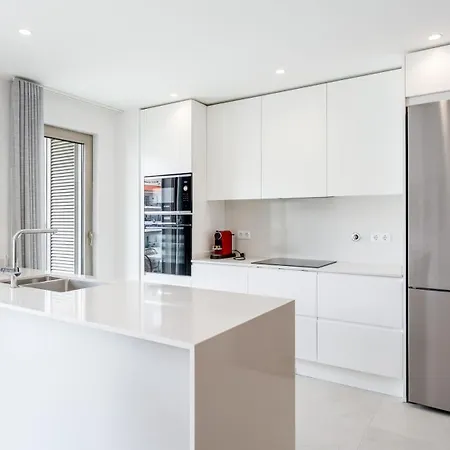 Modern 2br W Rooftop Pool & Parking By Lovelystay Appartement *