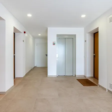 Modern 2br W Rooftop Pool & Parking By Lovelystay * Lagos