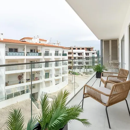 Modern 2br W Rooftop Pool & Parking By Lovelystay *