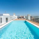 Apartment Modern 2br W Rooftop Pool & Parking By Lovelystay *