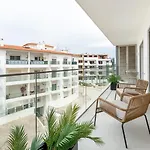 Modern 2br W Rooftop Pool & Parking By Lovelystay *