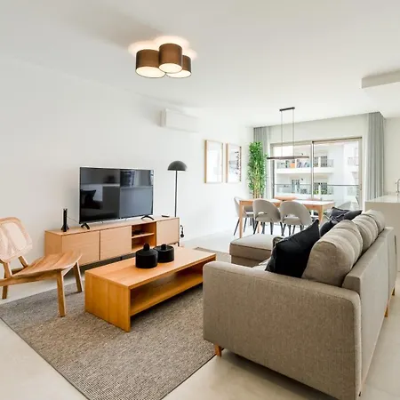 Modern 2br W Rooftop Pool & Parking By Lovelystay * Λάγος