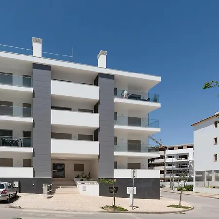 Modern 2br W Rooftop Pool & Parking By Lovelystay *