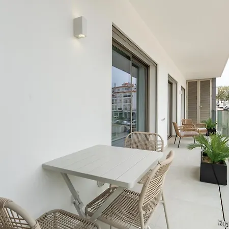 Modern 2br W Rooftop Pool & Parking By Lovelystay Λάγος