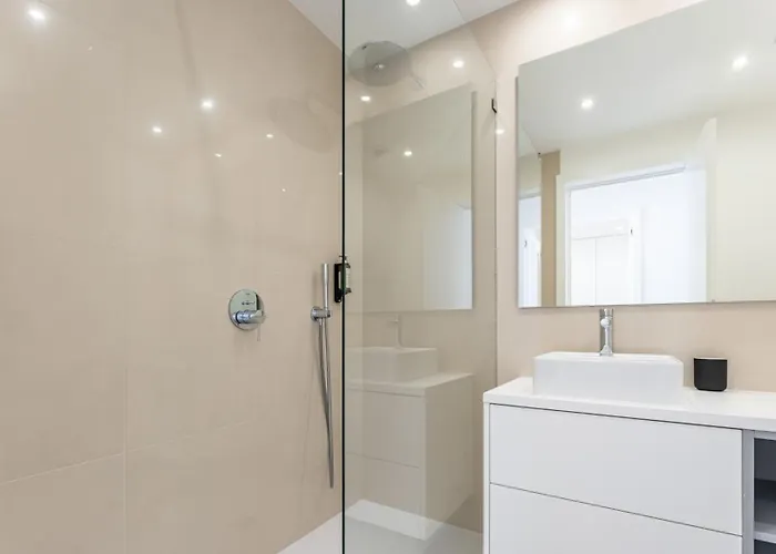 Modern 2br W Rooftop Pool & Parking By Lovelystay