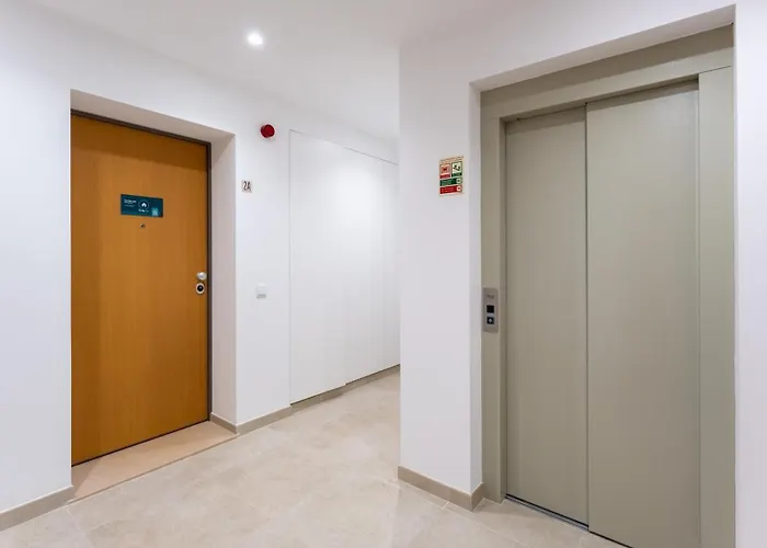 Modern 2br W Rooftop Pool & Parking By Lovelystay ラゴス