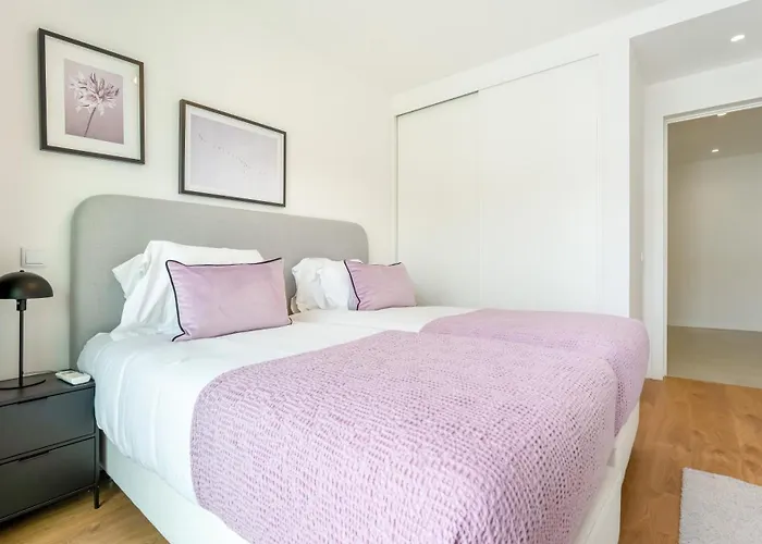 Modern 2br W Rooftop Pool & Parking By Lovelystay *