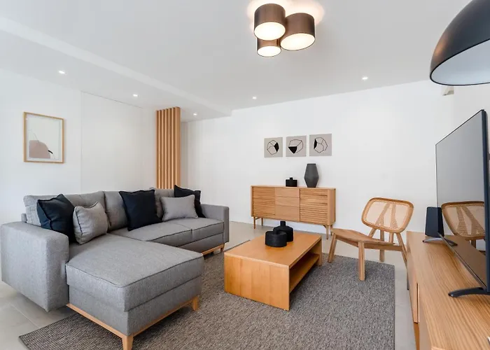 Modern 2br W Rooftop Pool & Parking By Lovelystay アパート