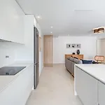 Διαμέρισμα Modern 2br W Rooftop Pool & Parking By Lovelystay