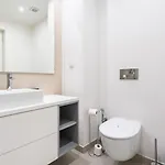 Διαμέρισμα Modern 2br W Rooftop Pool & Parking By Lovelystay *
