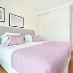 Modern 2br W Rooftop Pool & Parking By Lovelystay *