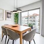 Modern 2br W Rooftop Pool & Parking By Lovelystay Λάγος