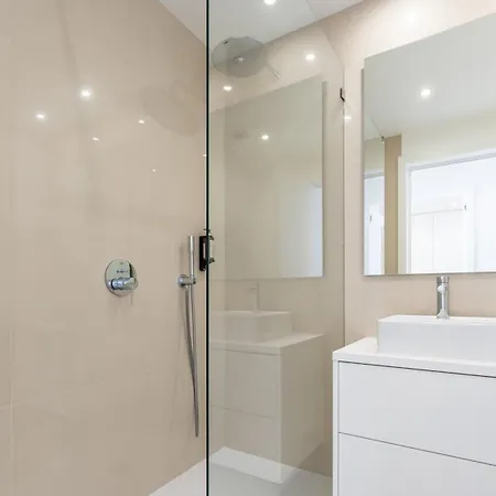 Modern 2br W Rooftop Pool & Parking By Lovelystay