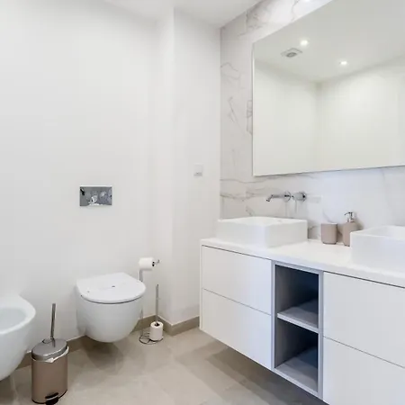 Apartment Modern 2br W Rooftop Pool & Parking By Lovelystay Lagos